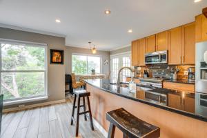 Dapur atau dapur kecil di Austin Area Vacation Rental with Deck and Gas Grill!