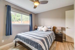 um quarto com uma cama e uma janela em Austin Area Vacation Rental with Deck and Gas Grill! em Austin