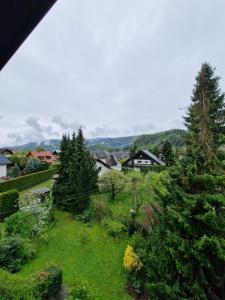 uitzicht op een tuin met bomen en huizen bij Vila Nana Bled Apartments & Rooms in Bled