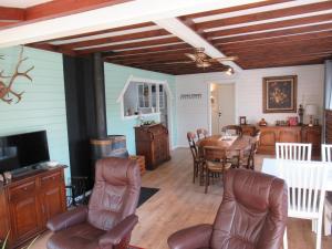 a living room with a table and a dining room at Gilou in Koekelare