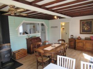 a dining room with a table and a stove at Gilou in Koekelare