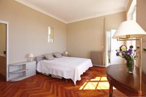 PALMERAIE - Magnifique appartement d'epoque avec Vue Mer 4 personnes avec terrasse Le Port Nice