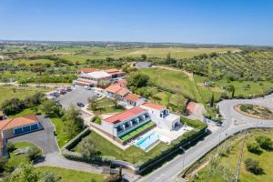 une vue aérienne sur une maison avec une route dans l'établissement Quinta Solar da Portela, à Almodôvar