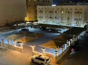 um edifício com um carro estacionado em frente em نور الشرق em Dammam