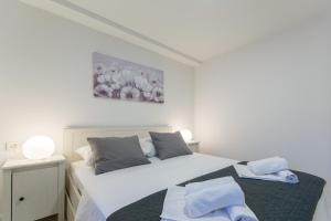 een slaapkamer met twee bedden en een schilderij aan de muur bij Apartments D&D in Dubrovnik +65 foto's