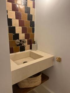 A bathroom at Luxueuse Villa avec Piscine pour 8 Personnes et Vue Mer Exceptionnelle proche des Plages