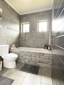 Ένα μπάνιο στο Luxury Apartment St Lucia 43 On the Bridge