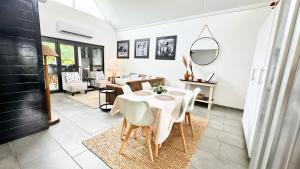 Χώρος καθιστικού στο Luxury Apartment St Lucia 43 On the Bridge