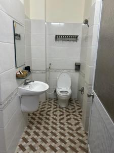 uma pequena casa de banho com WC e lavatório em HOTEL ANH TUẤN em Ấp Cái Giá
