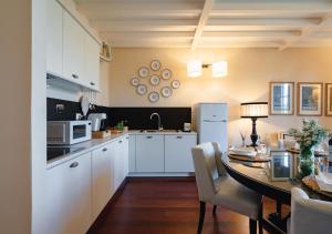 Η κουζίνα ή μικρή κουζίνα στο [Chianti] La Dimora Luxury Apartment