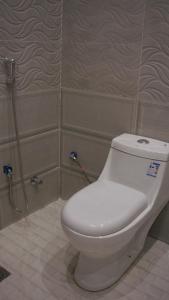 een badkamer met een toilet en een douche bij Cozy one bedroom apartment in Riyad