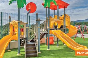 a playground with a slide in a park at Hermoso apartamento a 15 minutos del aeropuerto in Heredia