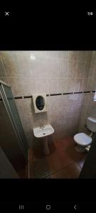 een badkamer met een wastafel en een toilet bij Nikita Portuguese Restaurant and Motel in Lanseria