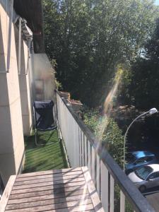 einen Blick auf einen Regenbogen vom Balkon eines Hauses in der Unterkunft Appartement idéal JO in Maisons-Laffitte