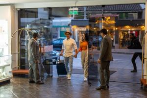 um grupo de pessoas andando por uma rua em Hotel Jose Antonio Cusco em Cusco