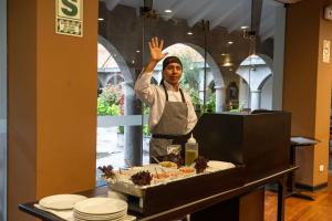 Ahli kakitangan di Hotel Jose Antonio Cusco