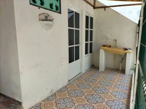 a room with a floor with a table and a window at Suite Jacinto in Villahermosa