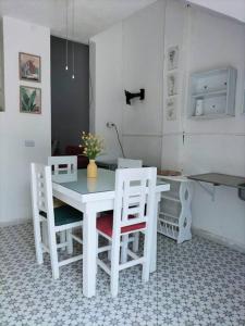 a white table and chairs in a room at Suite Jacinto in Villahermosa