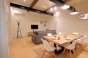 TV a/nebo společenská místnost v ubytování Accademia Suite Modena il tuo soggiorno nel Centro Storico di Modena