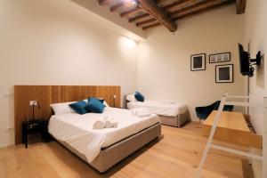 een slaapkamer met 2 bedden en een ladder erin bij [Soggiorno di Lusso] nel Centro Storico di Modena in Modena