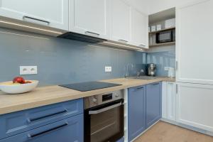 Kuchnia lub aneks kuchenny w obiekcie HS Apartamenty Hevenia Sun widok na morze