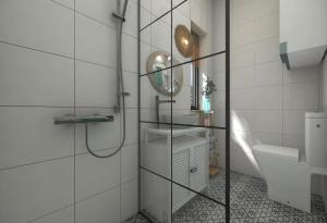 W łazience znajduje się prysznic, umywalka i lustro. w obiekcie Lulu Holiday Resort w mieście Mielno
