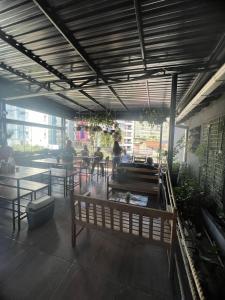 a restaurant with tables and benches in a building at Esquina 8 Suítes Confort & Hostel in Florianópolis