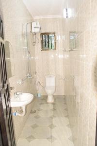 Two Bedrooms Apartment Moshi tesisinde bir banyo