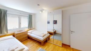 1 dormitorio con cama y espejo en Kitzview Idyll, en Zell am See