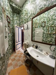 a bathroom with a sink and a mirror at Fascino settecentesco in Alessano