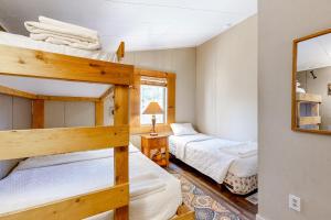 Dover的住宿－The Snowflake Sanctuary，一间卧室配有两张双层床和镜子