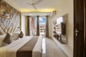 una camera con un grande letto e una grande finestra di Limewood Stay Golf Course Road a Gurgaon