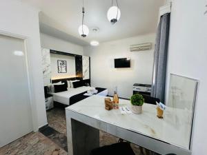 Televízia a/alebo spoločenská miestnosť v ubytovaní Nikos Apartments Corfu