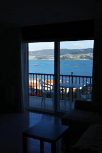 Pokój z oknem z widokiem na ocean w obiekcie Aireluz, miradoiro á ría w mieście Raxo