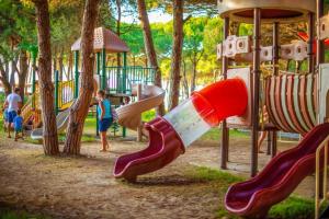 een groep kinderen die op een speelplaats spelen bij Ferienwohnung Golem (Durres) in Golem