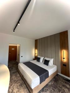 - une chambre avec un grand lit dans l'établissement Hotel Soimul, à Poiana Brasov