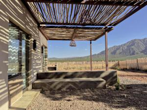 eine Terrasse mit einer Bank und einem Basketballkorb in der Unterkunft Miramonte Posada in Ciudad Lujan de Cuyo
