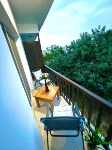- un balcon avec une table et des chaises dans l'établissement Cosy Sunny One Bedroom Apartment, à Paphos
