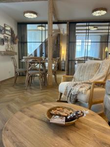 un salon avec un canapé et une table dans l'établissement CENTRUM 47 KARPACZ, à Karpacz