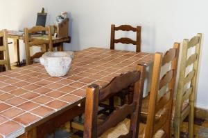 uma sala de jantar com mesa e cadeiras em Gîte de l'Escanson un temps pour soi em Robion en Luberon