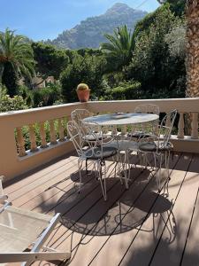 un tavolo e sedie su un balcone con vista di A un passo dal mare a Lido di Mondello