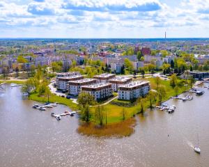 una vista aérea de una ciudad con barcos en el agua en Marina Nautica z prywatnym parkingiem podziemnym, en Iława