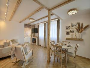 a living room with a table and chairs and a couch at CENTRUM 47 komfortowy, stylowy, apartament na deptaku, parking gratis in Karpacz