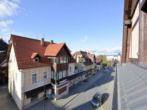 une rangée de maisons dans une rue avec une voiture dans l'établissement CENTRUM 47 KARPACZ, à Karpacz