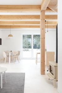 una sala de estar con paredes blancas y techos de madera. en romantic cabin Methuya en Teplice nad Metují