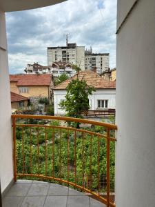 uma vista para a cidade a partir de uma varanda em Apartman LENKA em Pirot