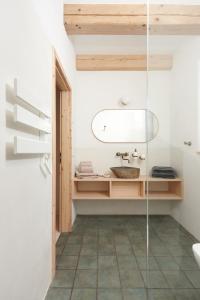 W łazience znajduje się umywalka i lustro. w obiekcie romantic cabin Methuya w mieście Teplice nad Metují