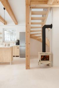 eine Küche und ein Wohnzimmer mit einem Holzofen in der Unterkunft romantic cabin Methuya in Teplice nad Metují