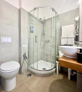 チビタベッキアにあるIl BorGhetto Guest Houseのバスルーム(シャワー、トイレ、シンク付)