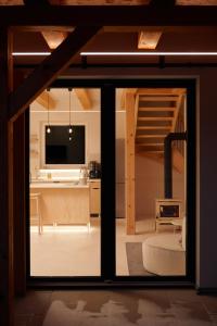テプリツェ・ナト・メトゥイーにあるromantic cabin Methuyaのキッチン、リビングルームが備わります。